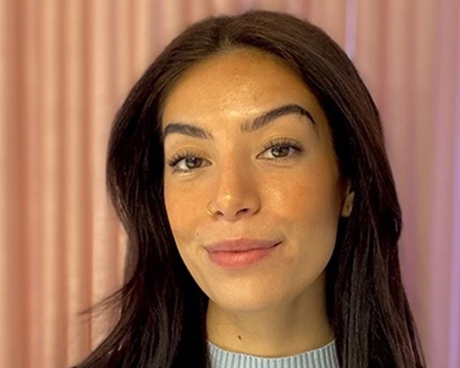 une personne aux cheveux longs et à la chemise bleue