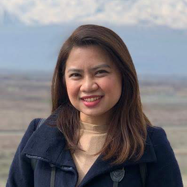 une personne souriant à la caméra