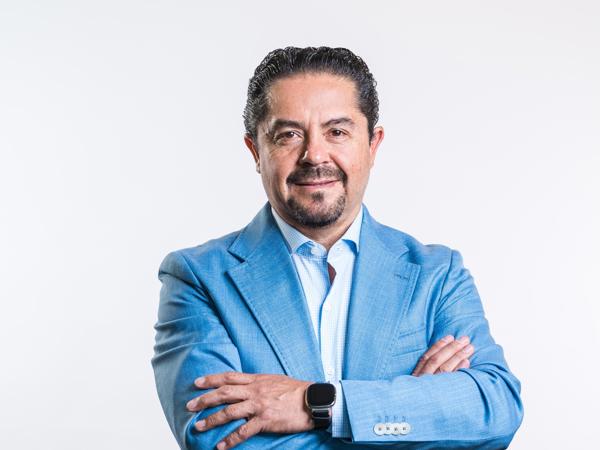una persona con un traje azul