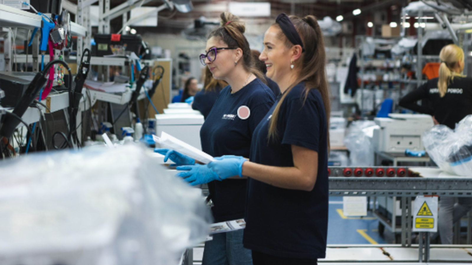 Un grupo de mujeres en una fábrica
