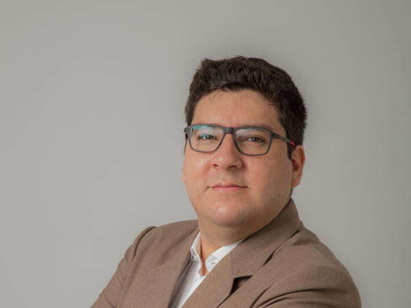 una persona con un traje marrón con los brazos cruzados
