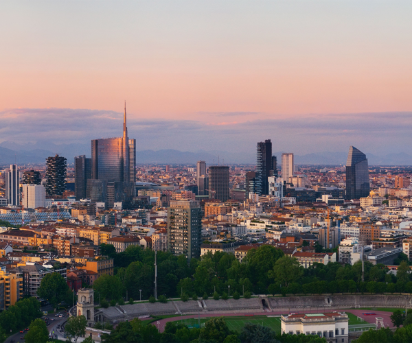 a city with persony tall buildings