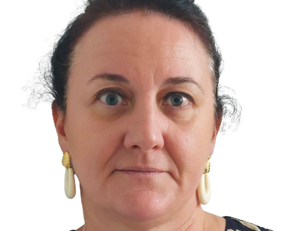 une personne avec un fond noir