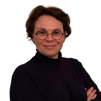 une personne avec les bras croisés