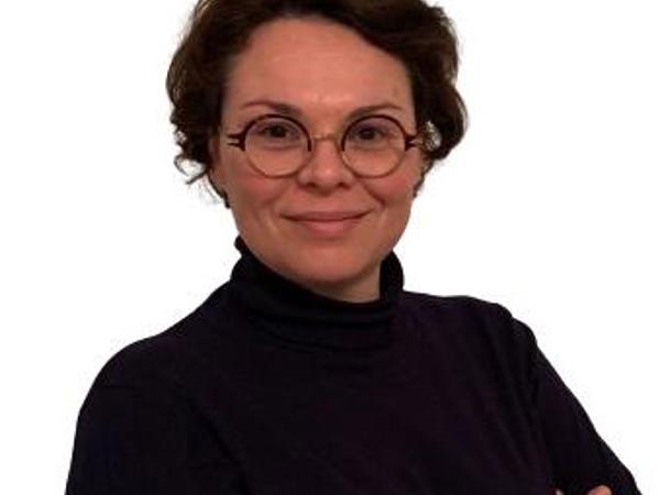 une personne avec les bras croisés