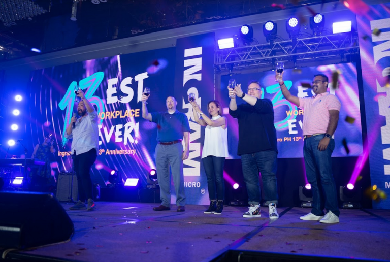 un groupe de personnes sur une scène levant des verres
