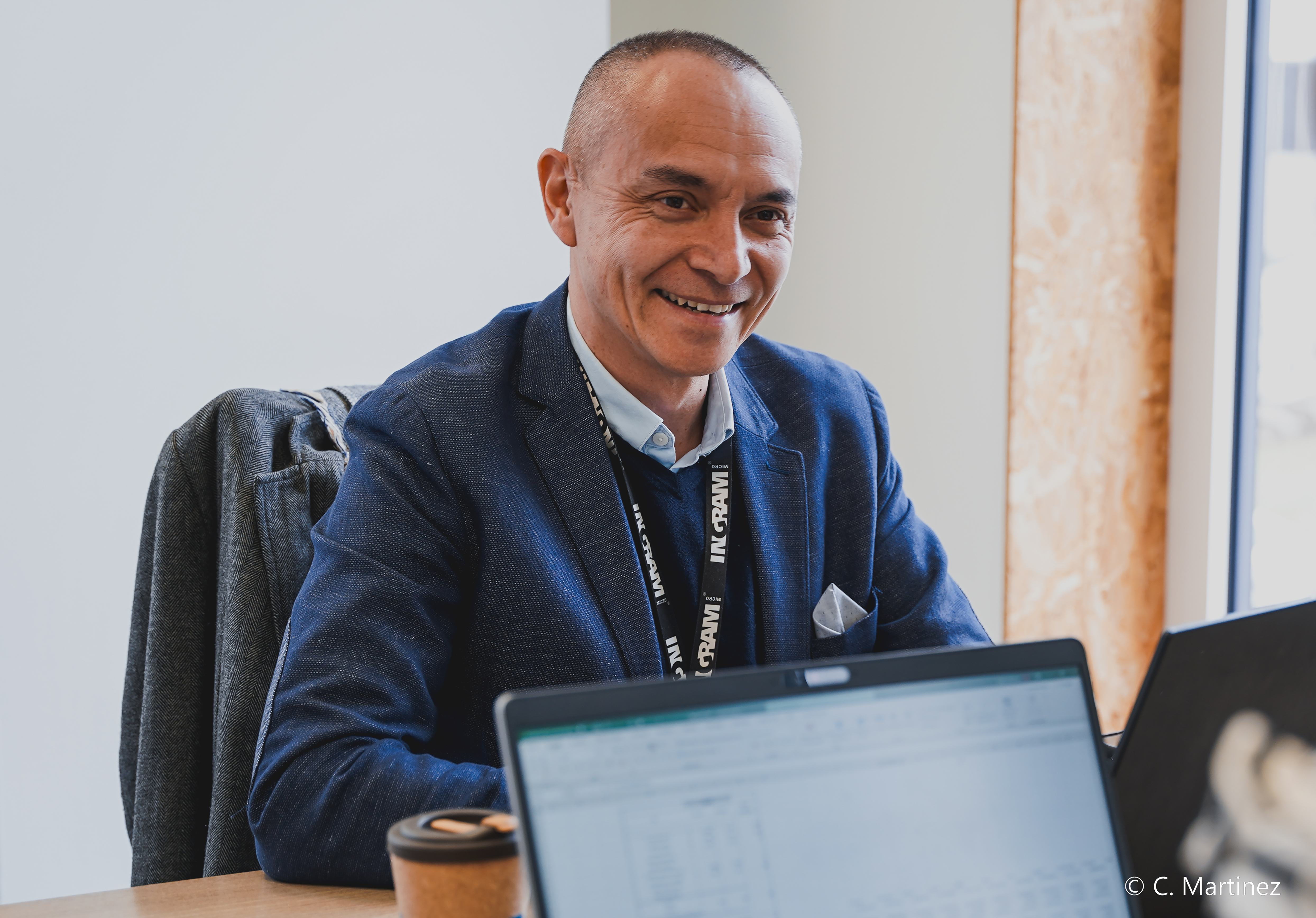 une personne assise à un bureau avec un ordinateur portable
