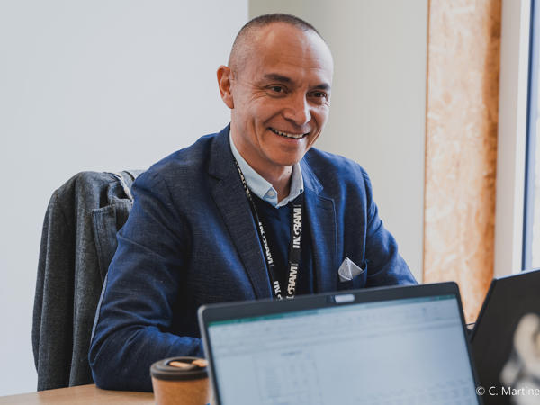 une personne assise à un bureau avec un ordinateur portable