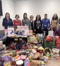 un groupe de personnes posant pour une photo avec des jouets
