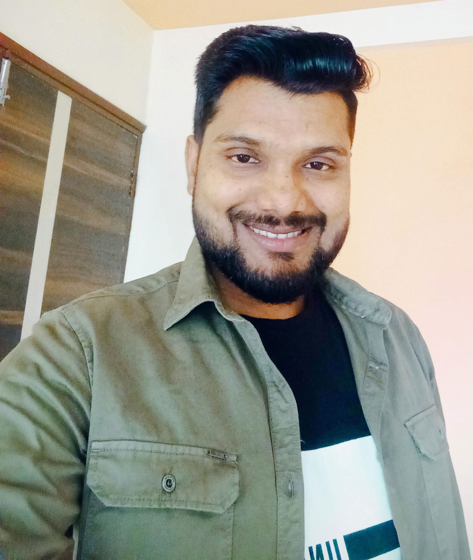 une personne souriant pour un selfie