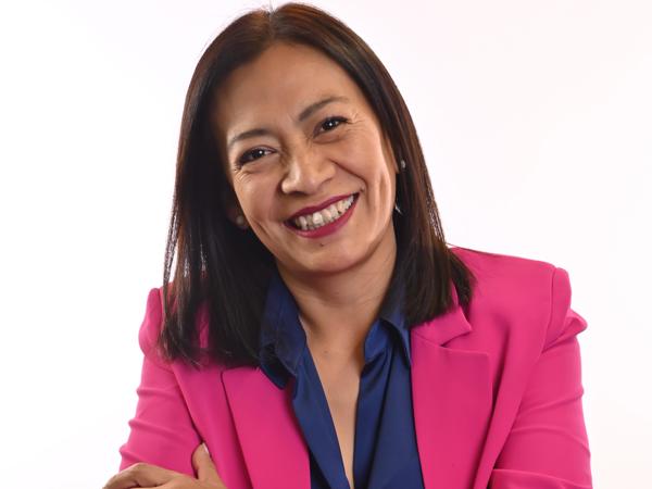 Una persona con una chaqueta rosa