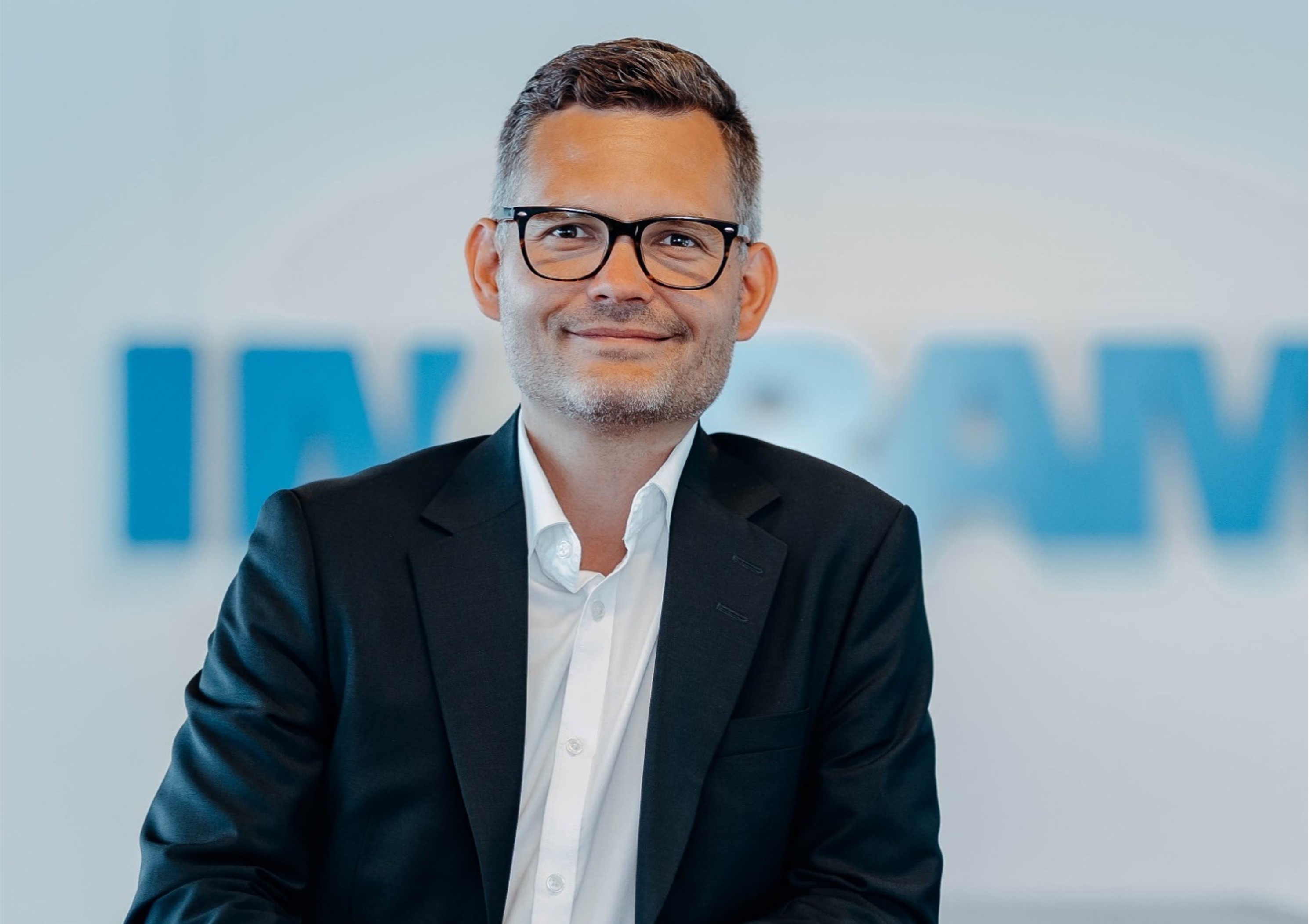 une personne en costume et lunettes