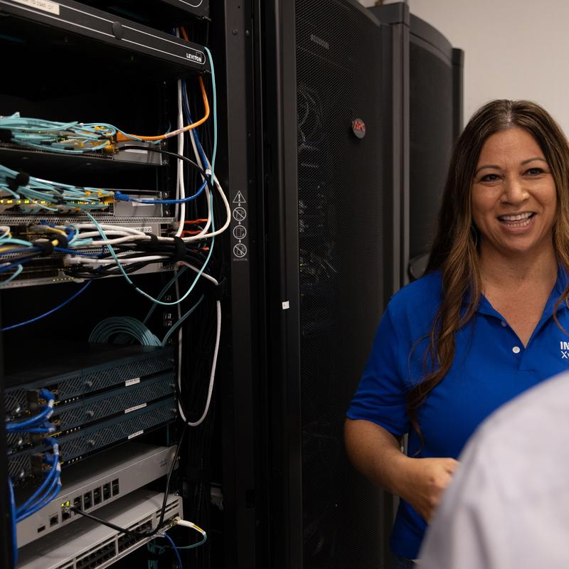 une personne debout à côté d’un serveur