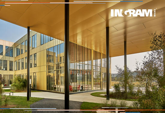 un bâtiment avec des murs de verre et une passerelle