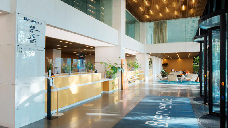 un hall d’entrée d’un immeuble avec un tapis bleu et un tapis bleu
