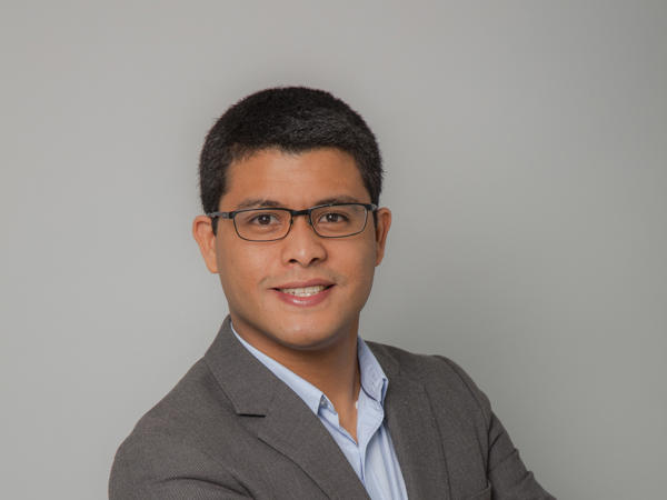 una persona con gafas y un traje de chaqueta
