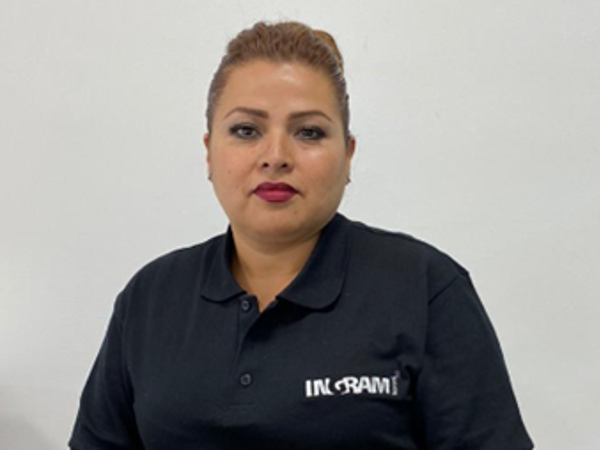 een persoon die in een stoel zit