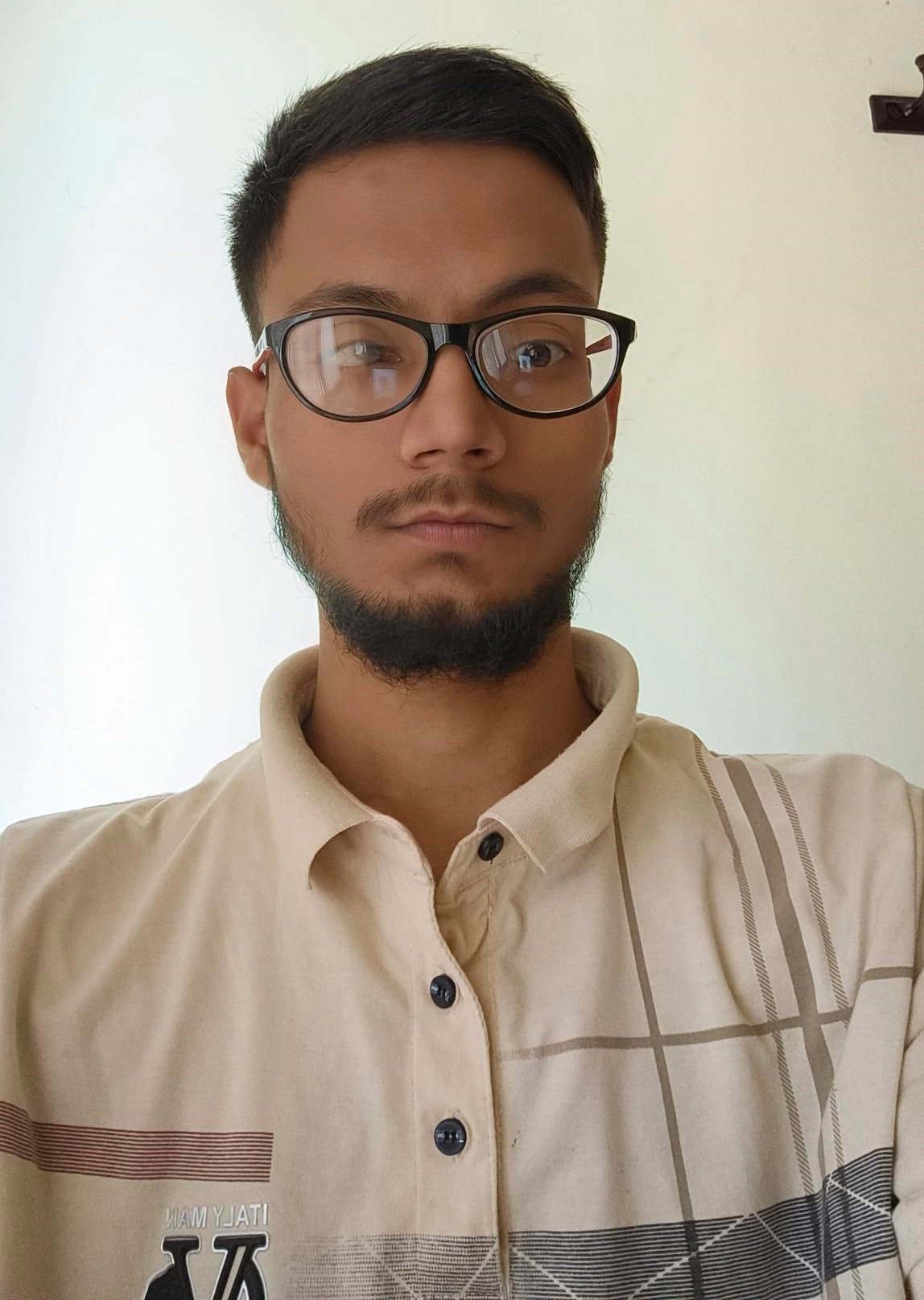 une personne avec des lunettes et une barbe