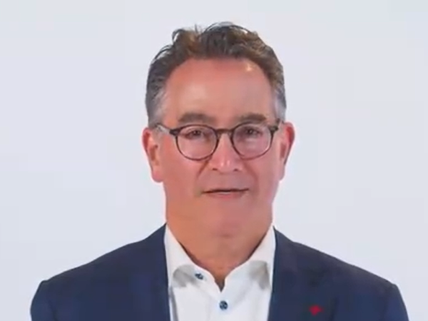 eine Person in einem Anzug