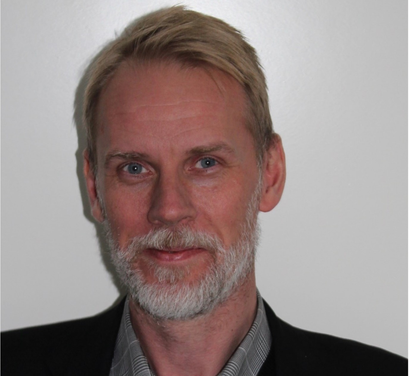 une personne avec une barbe