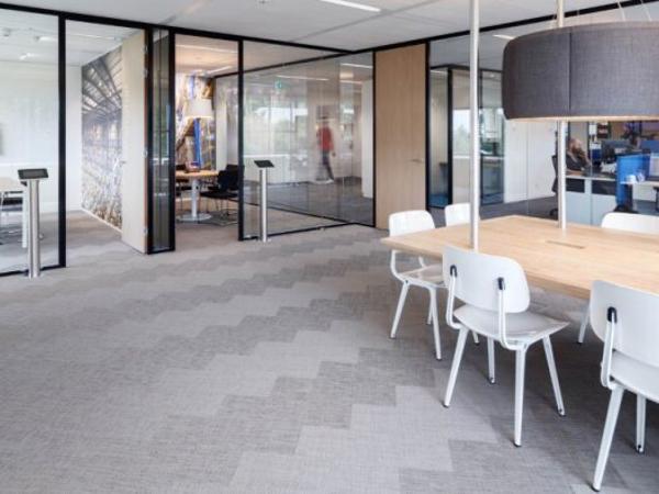 une salle avec une table et des chaises