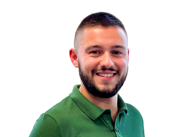 une personne en chemise verte