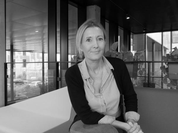 une personne assise sur un banc