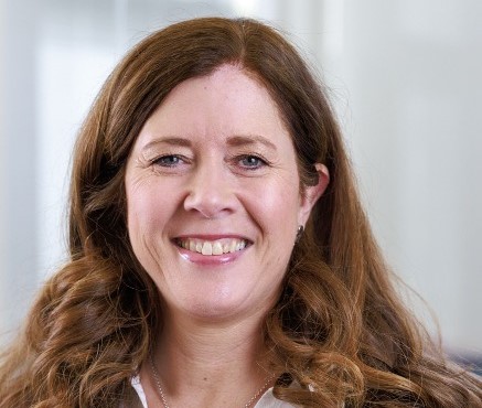 un gros plan d’une personne souriante