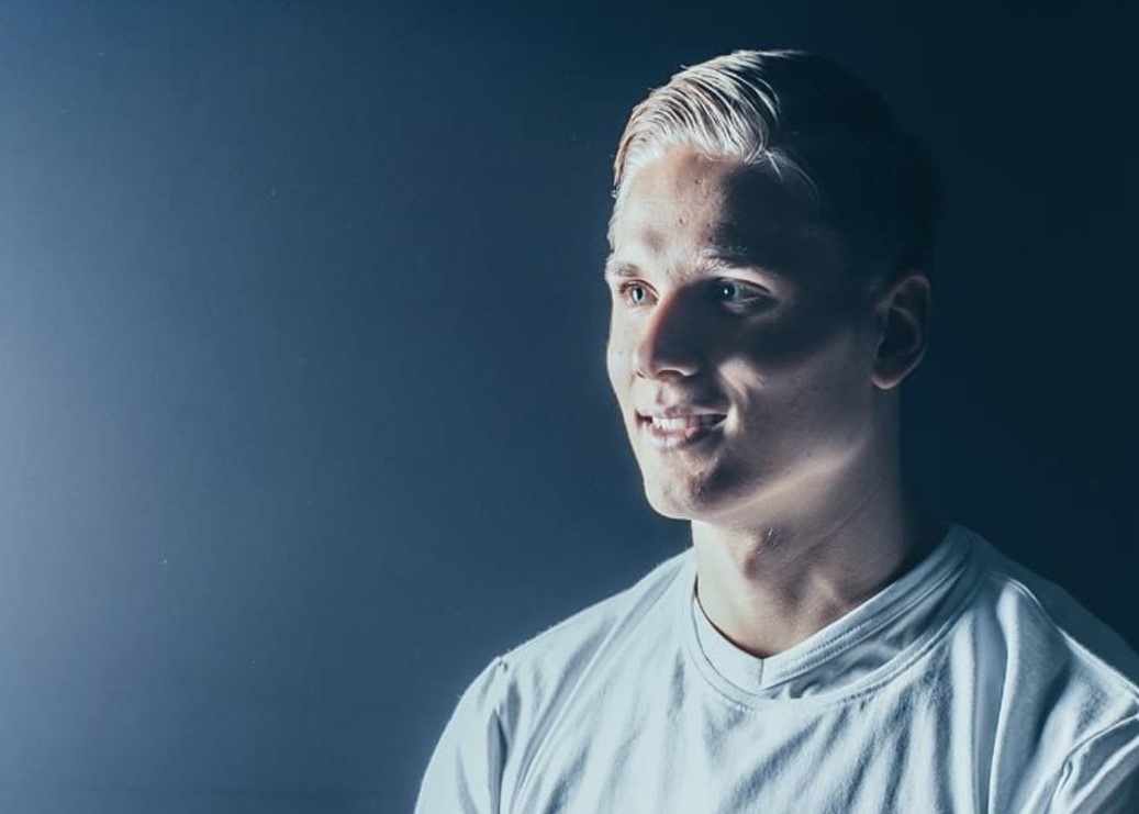 une personne en chemise blanche