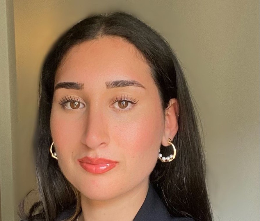 une personne aux cheveux longs portant des boucles d’oreilles