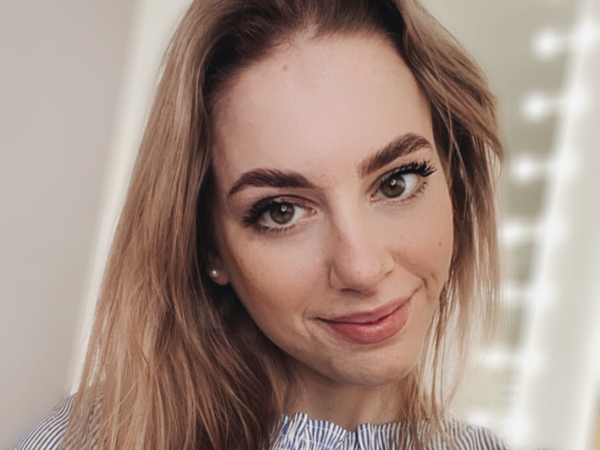 Eine Person, die ein Selfie macht