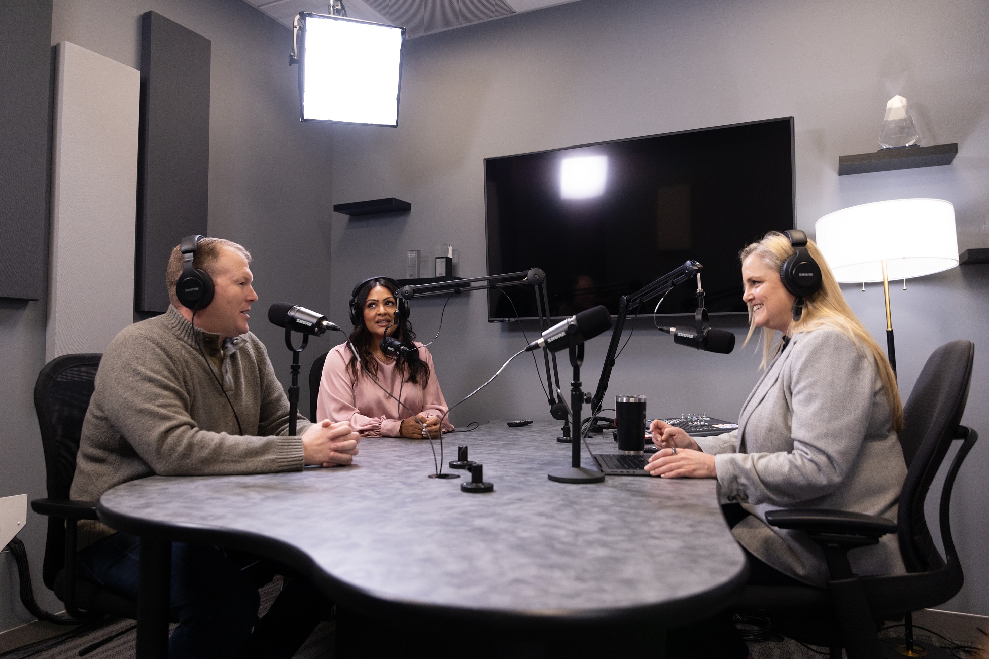 un groupe de personnes assises à une table avec des microphones