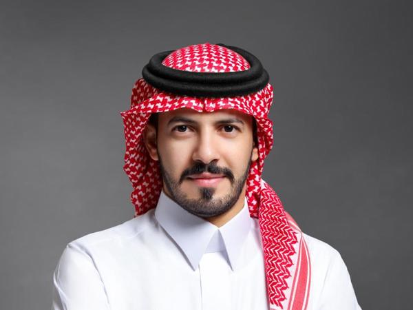 a person with a beard and a red and white headdress