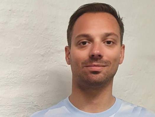 une personne en chemise bleue