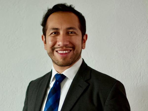 una persona con traje y corbata