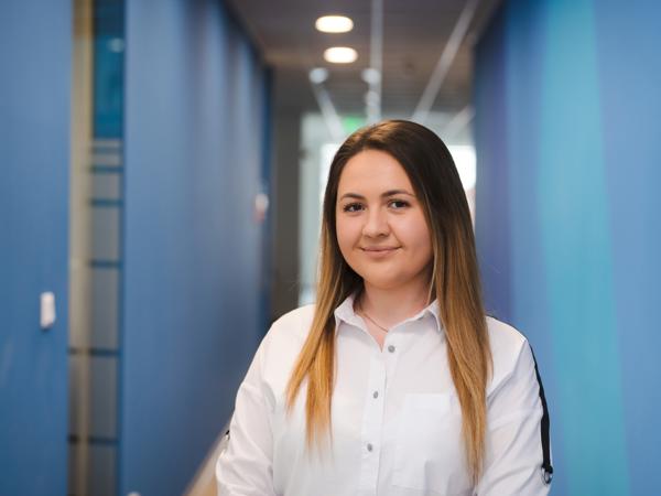 a person in a white shirt