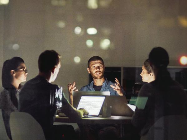un groupe de personnes assises autour d’une table