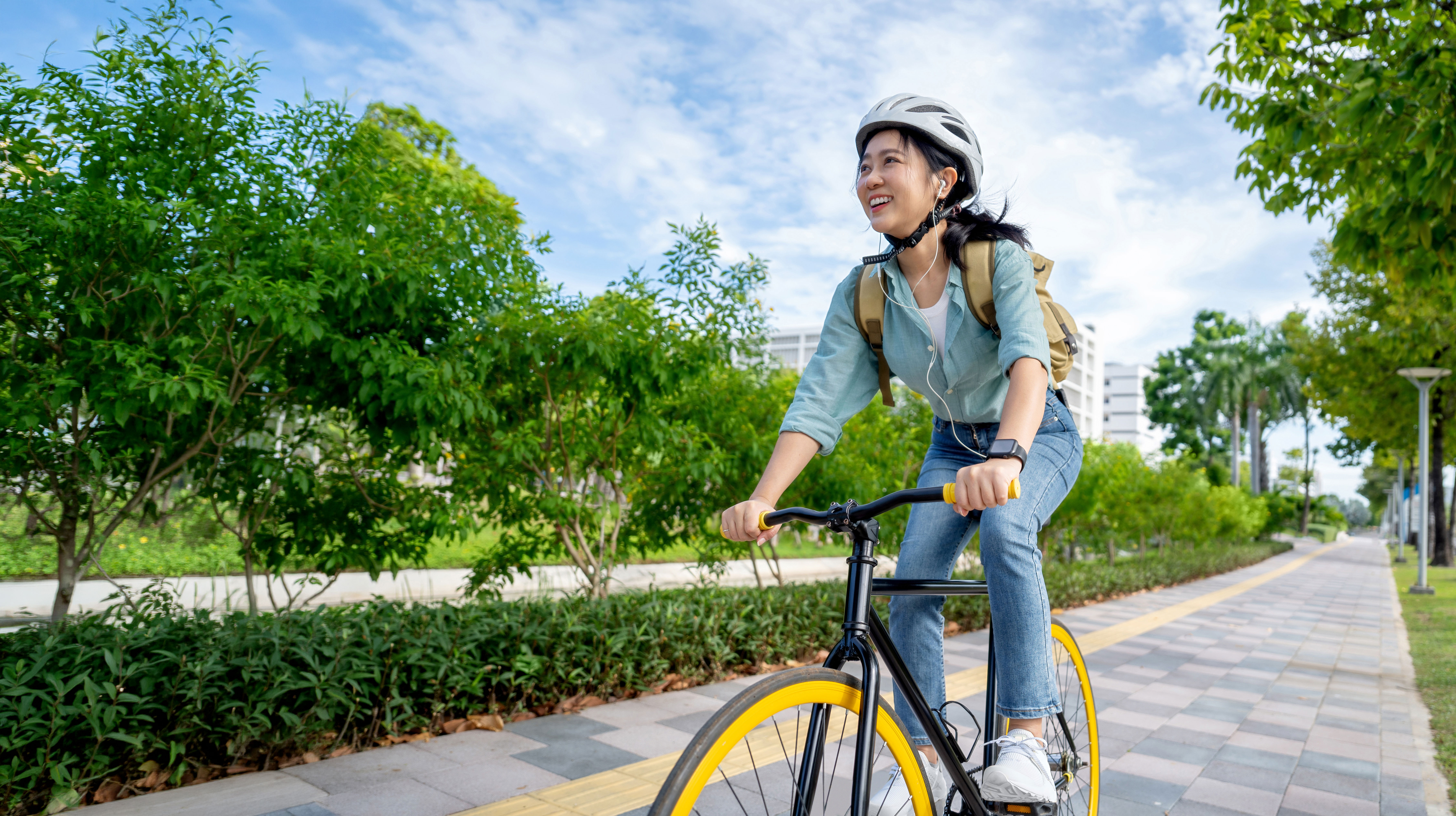una persona montando en bicicleta