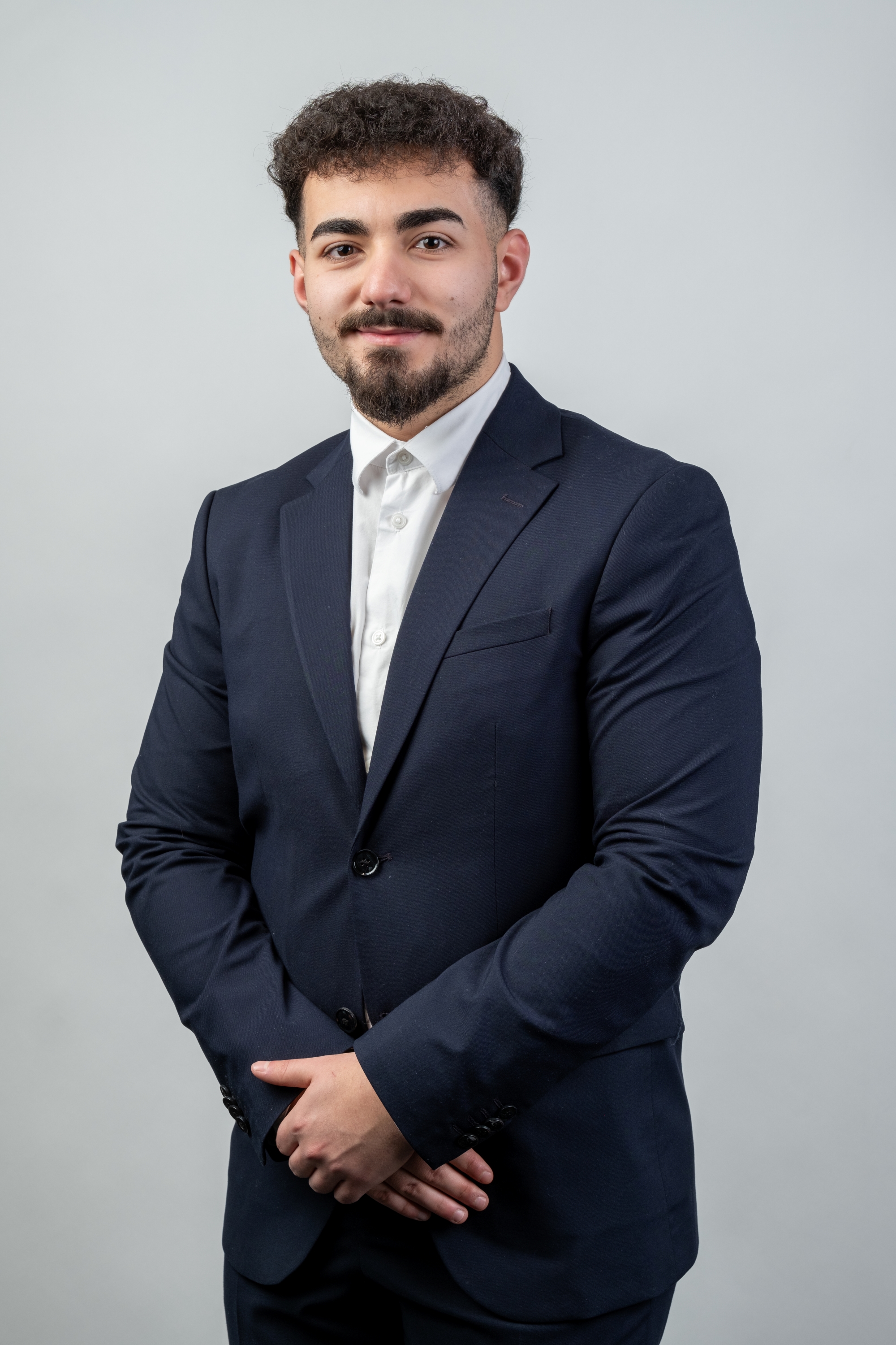 eine Person im Anzug