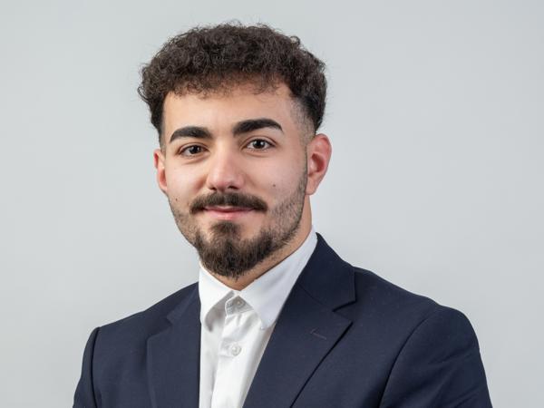 eine Person im Anzug