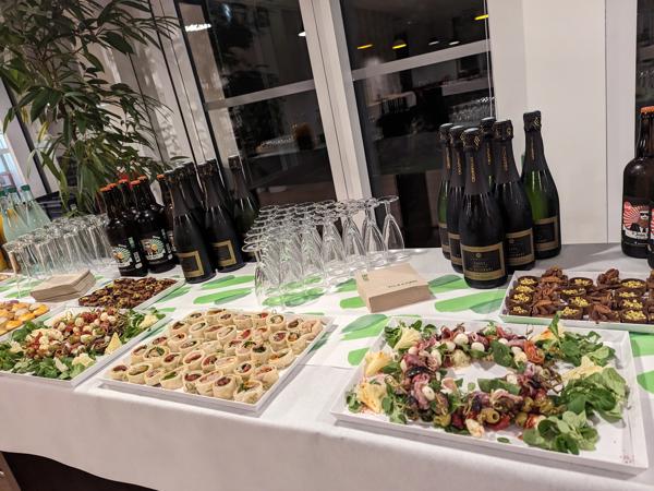 une table avec des bouteilles de nourriture et de vin
