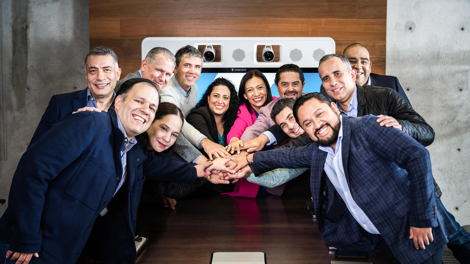 un groupe de personnes se tenant la main