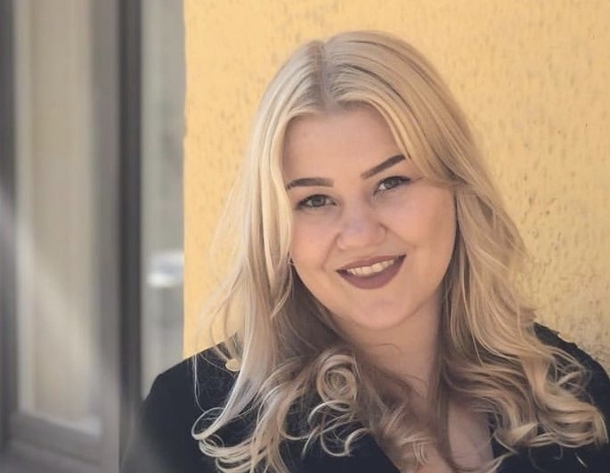 une personne souriant à la caméra