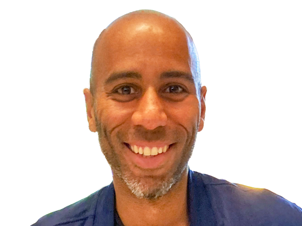 une personne souriant à la caméra