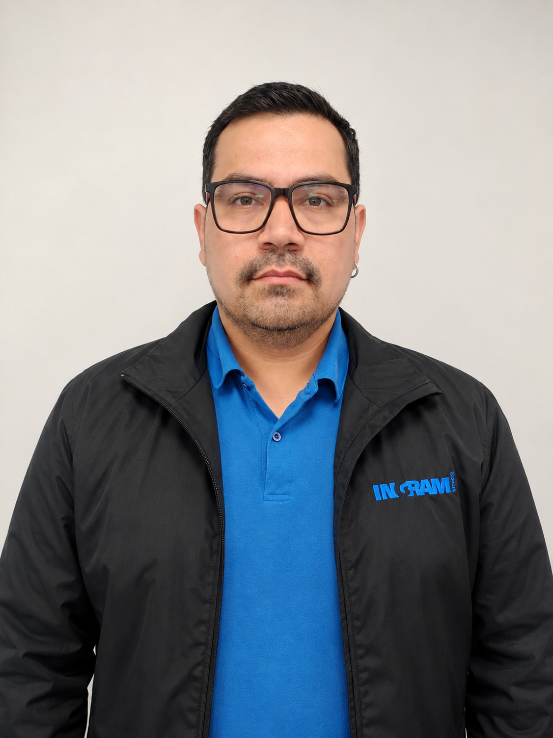 una persona con gafas y chaqueta negra