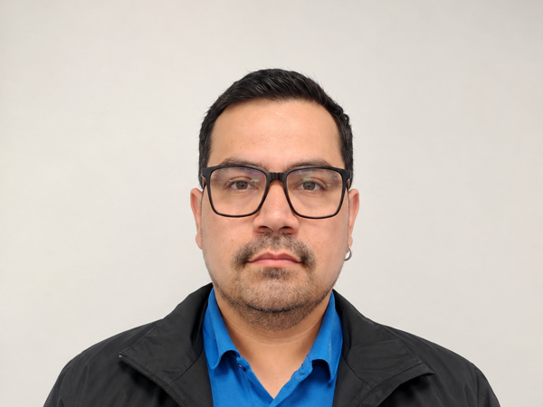 una persona con gafas y chaqueta negra