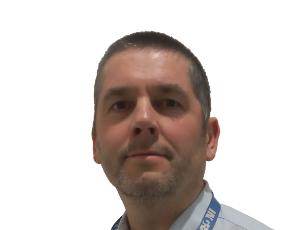 une personne avec une lanière autour du cou