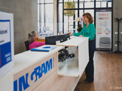 une personne debout à un bureau