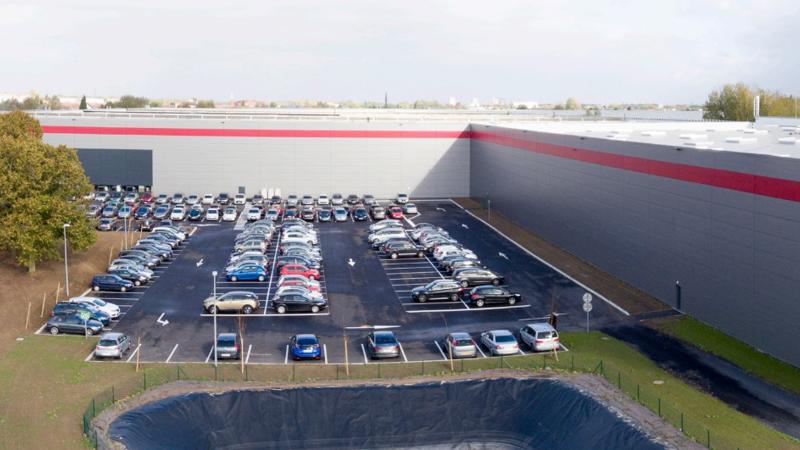 un parking avec des voitures garées dedans