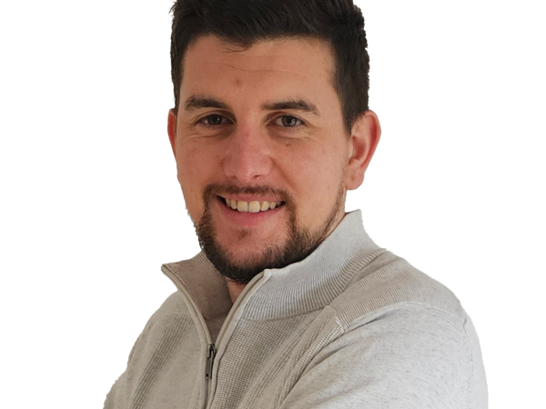 une personne avec une barbe et une moustache portant un chandail blanc